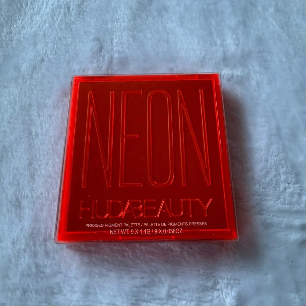 HUDA Beauty NEON Orange Obsessions Vibrant Eyeshadow Palette